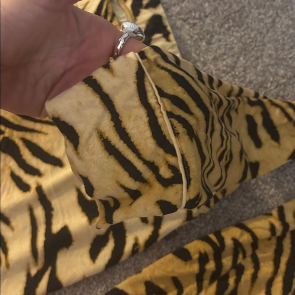 SKIMS PJ SET (SOLD OUT ONLINE) - Picture 7 of 10